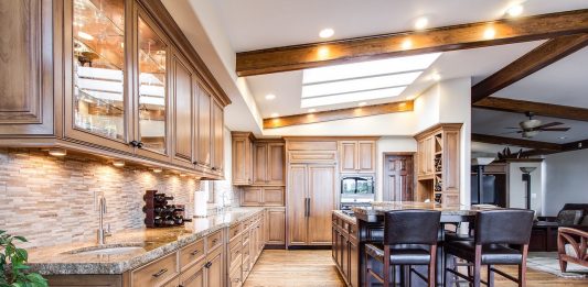 התקנת פרקטים בבית ובמשרד