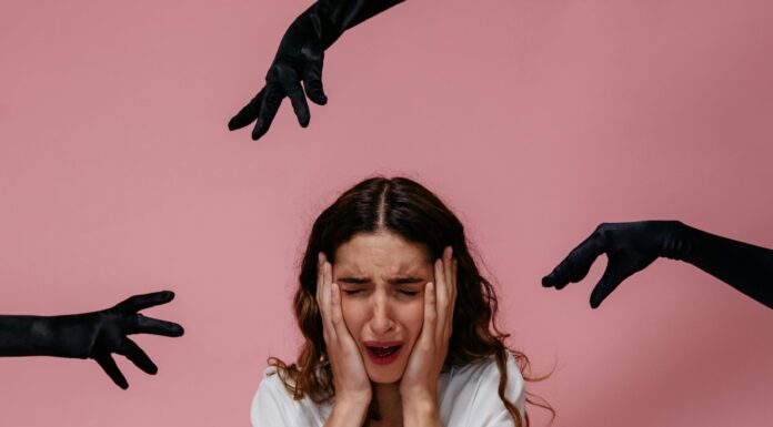 בחורה עם חרדת בית ספר